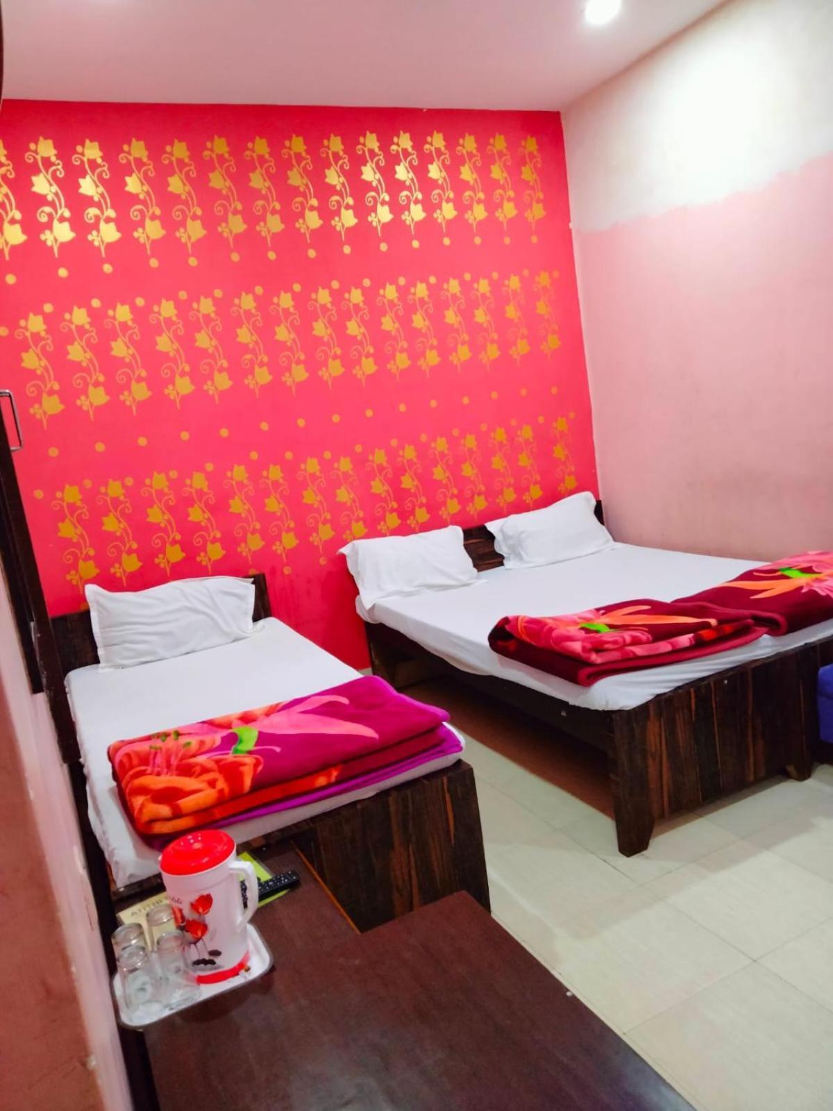 Hotel Atithi Galaxy Канпур Екстериор снимка