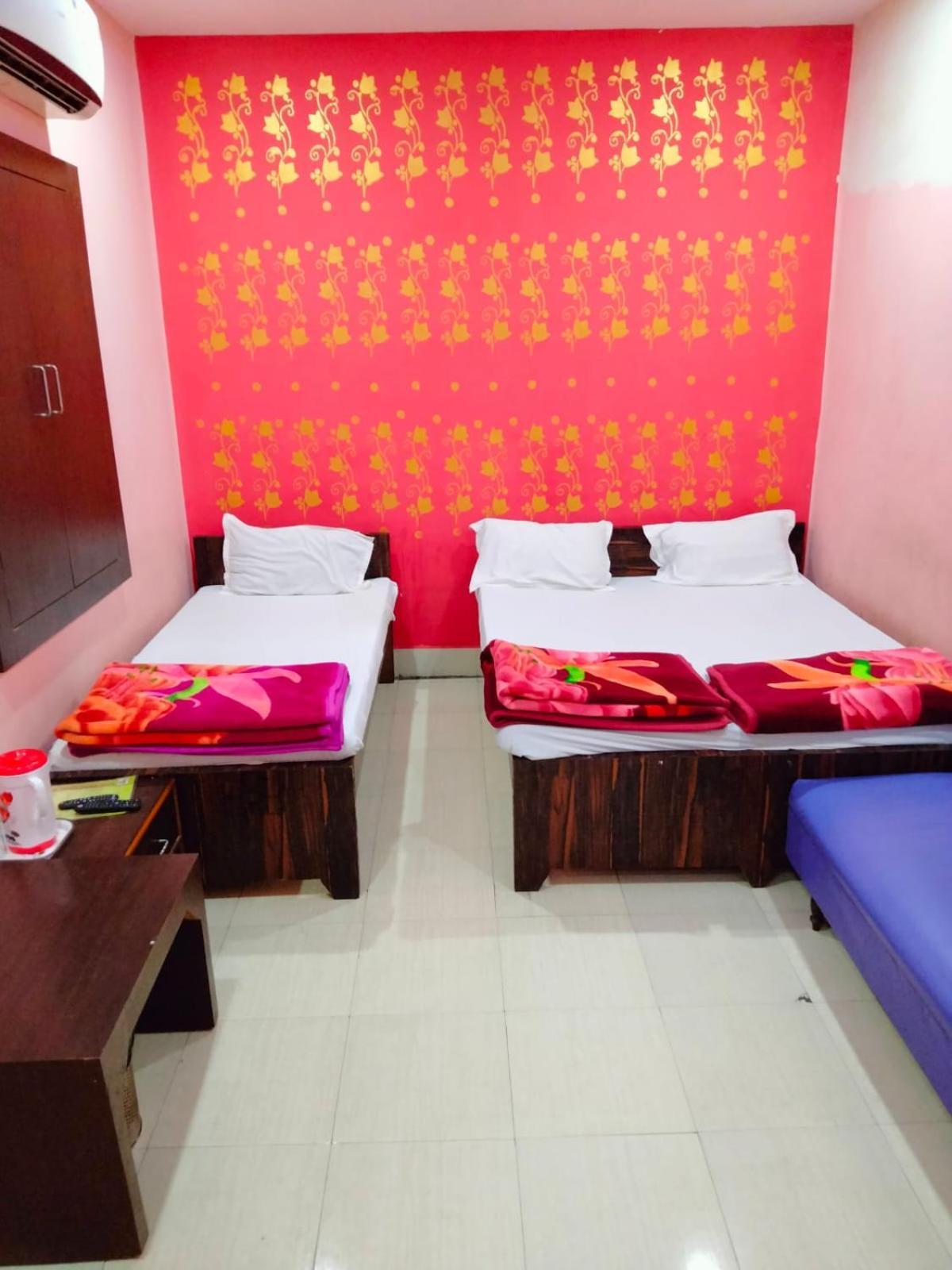 Hotel Atithi Galaxy Канпур Екстериор снимка